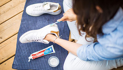 Làm sạch giày da trắng bằng kem đánh răng