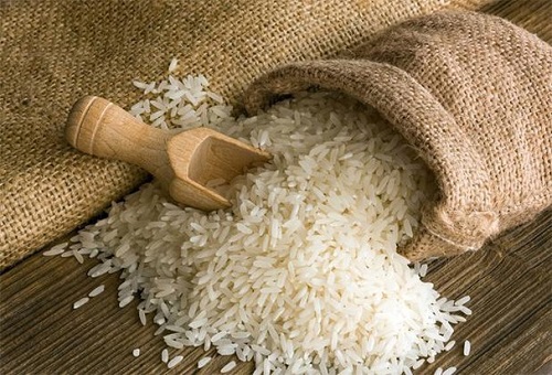 giày da bị ướt bằng gạo