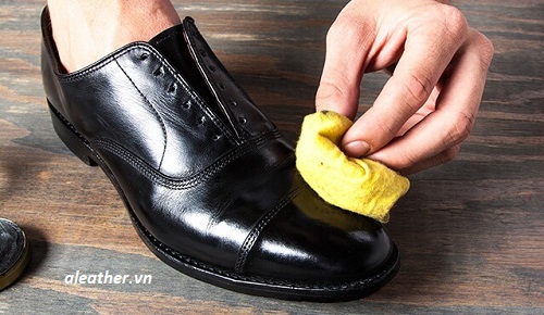 cách xử lý giày da bị ướt