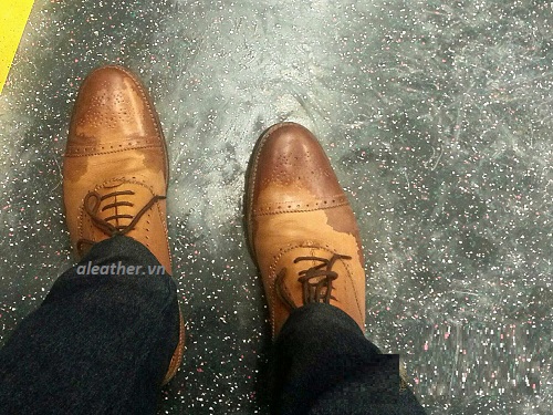 Sai lầm nghiêm trọng về cách làm khô giày da bị ướt mưa