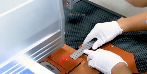 máy khắc tên lên ví da