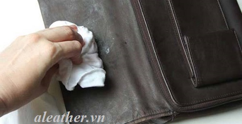 vệ sinh túi xách da